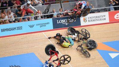 Velodrome cleared & session cancelled after awful crash