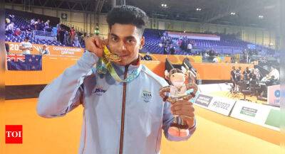 CWG 2022: Weightlifter Achinta Sheuli bags India's third gold - timesofindia.indiatimes.com - Canada - India - Malaysia -  Kolkata