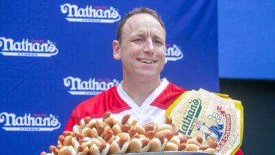 Joey 'Jaws' Chestnut, slowed by injury, captures 15th Fourth of July hot dog eating contest title by eating 63 franks and buns - espn.com - Florida - New York -  Brooklyn - state Indiana