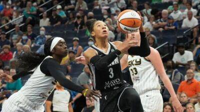 Candace Parker - Sylvia Fowles - Powers records 22-point double-double as Lynx snap Sky's 5-game win streak - cbc.ca - New York -  Chicago - state Indiana - state Minnesota -  Las Vegas