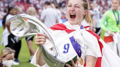 Lucy Bronze - Ella Toone - Mary Earps - queen Elizabeth Ii II (Ii) - Chloe Kelly - Merle Frohms - Lina Magull - ‘It's coming home’: Jubilant scenes as England crowned Euro 2022 champions - thenationalnews.com - Germany - Netherlands