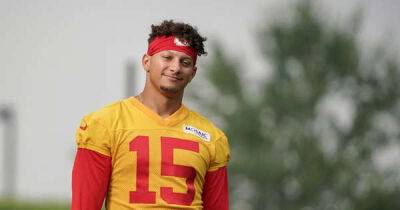 Patrick Mahomes displays ludicrous ability with trick shot throws in NFL practice