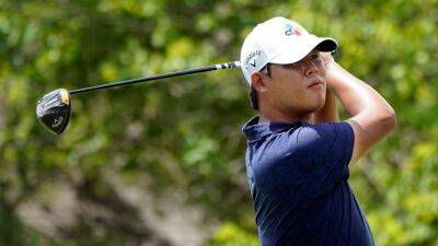 Si Woo Kim flies high with 18th-hole eagle to share FedEx lead with JJ Spaun