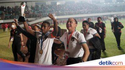 Timnas Indonesia Juara Piala AFF U-16, Menpora-Ketum PSSI Nimbrung Angkat Piala