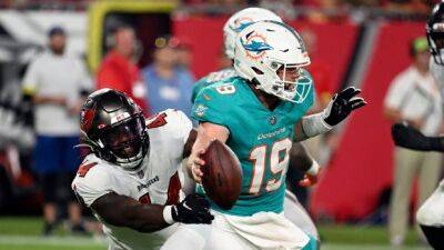 Thompson throws for 218 yards, Dolphins hold off Bucs