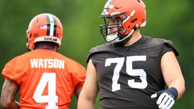 Browns' All-Pro Joel Bitonio unconcerned about Deshaun Watson boos: 'Cleveland against the world'