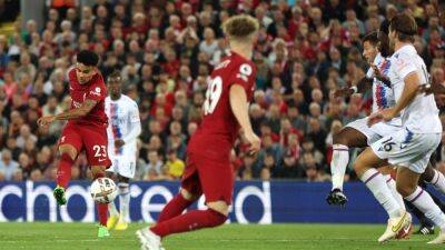 Luis Suarez - Wilfried Zaha - Jurgen Klopp - Harvey Elliott - Roberto Firmino - Darwin Núñez - Joachim Andersen - Luis Díaz - Luis Diaz rescues point for 10-man Liverpool after Darwin Nunez sees red - thenationalnews.com - Manchester - Usa