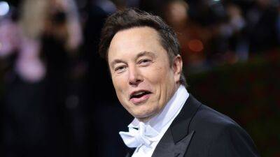 Elon Musk - Tesla billionaire Elon Musk jokes about buying Man United - espn.com - Manchester - Usa