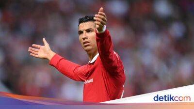Cristiano Ronaldo - Liga Inggris - Jalani Pemeriksaan Akibat Pukul Fans, Ronaldo Bebas dari Sanksi - sport.detik.com - Manchester - Portugal -  Sanksi