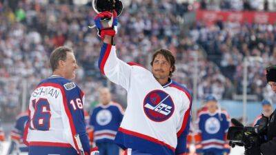 Teemu Selanne, Teppo Numminen to be inducted into Winnipeg Jets Hall of Fame - cbc.ca - Finland -  Phoenix