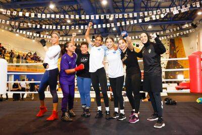 Anthony Joshua - Oleksandr Usyk - Andy Ruiz-Junior - Red Sea - Ramla Ali puts on boxing clinic with Saudi girls ahead of historic bout in Jeddah - arabnews.com - Britain - Abu Dhabi - Uae - Saudi Arabia -  Jeddah
