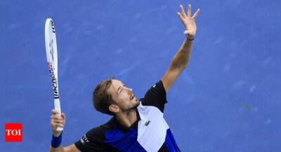 Daniil Medvedev reaches quarterfinals while Iga Swiatek sinks in Cincinnati