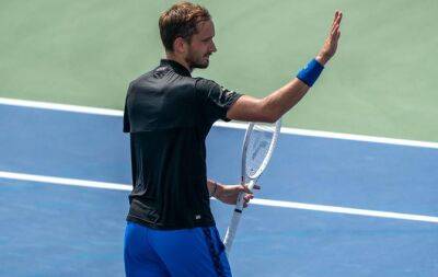 No.1 Medvedev advances while No.1 Swiatek sinks in Cincy