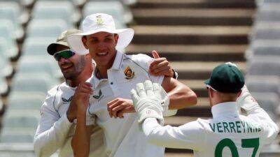 South Africa have 161 run lead after being bowled out for 326 in first innings