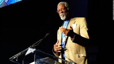 Late NBA great Bill Russell 'leaves a giant example for us all,' says Kareem Abdul-Jabbar