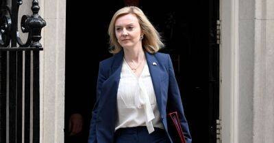 Liz Truss - Liz Truss abandons £8.8bn policy to reduce public sector pay following backlash - manchestereveningnews.co.uk - London