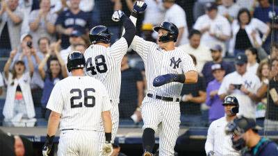 Aaron Judge blasts 43rd home run, Yankees first team to 70 wins in victory over Mariners