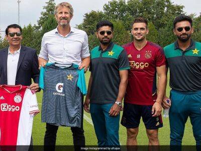 Babar Azam - Edwin Van - Mohammad Rizwan - Shadab Khan - Pakistan Cricketers Meet Legendary Goalkeeper On Visit To Ajax Football Club - sports.ndtv.com - Netherlands - Pakistan