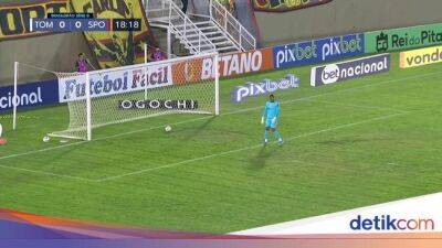 Video Gol Keren Everton dari Tengah Lapangan! - sport.detik.com