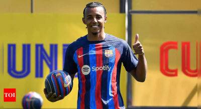 Barcelona still unable to register Kounde as player, Xavi says