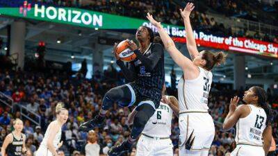 James Wade - Courtney Vandersloot - Candace Parker - Chicago Sky beat New York Liberty by WNBA playoff-record 38 to force Game 3 - espn.com - New York -  New York -  Chicago