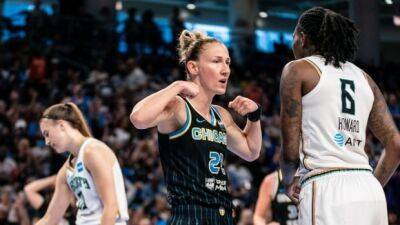 Courtney Vandersloot - Candace Parker - Sky cruise to record-setting win over Liberty to even 1st round series - cbc.ca - New York -  New York -  Chicago
