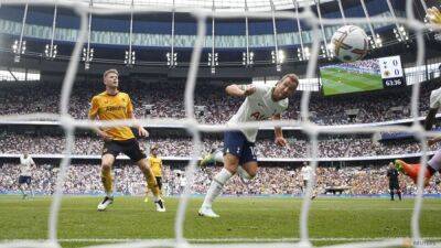 Arsenal maintain perfect start, Kane sets record in Spurs win