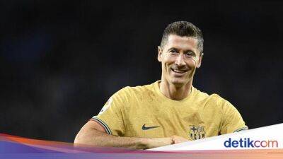 Robert Lewandowski - Jules Kounde - Liga Spanyol - Cara Lewandowski Rayakan Ultah: Cetak 2 Gol, Bantu Barca Bantai Lawan - sport.detik.com