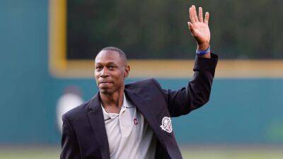 Former MLB star Kenny Lofton faces lawsuit from ex-employee over nude photos