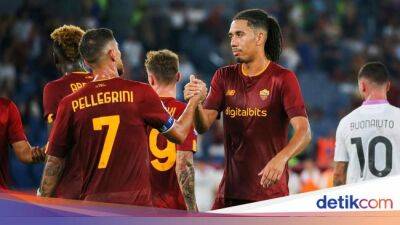 Jose Mourinho - Chris Smalling - As Roma - Italia Di-Liga - Bersama Mourinho, Roma Rajin Menang 1-0 - sport.detik.com
