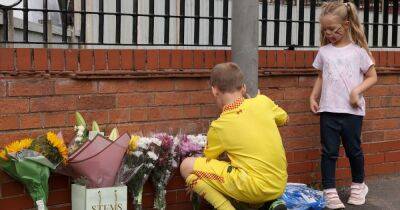 Children hold hands as heartbroken community comes together to pay tribute to Olivia Pratt-Korbel - manchestereveningnews.co.uk