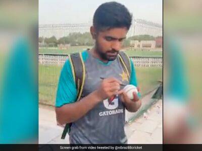 Shaheen Afridi - Asia Cup 2022 - "Big Fan Of You": Babar Azam Obliges Excited Fan, Signs Cricket Ball For Him - sports.ndtv.com - Australia - Uae - India - Dubai - Pakistan