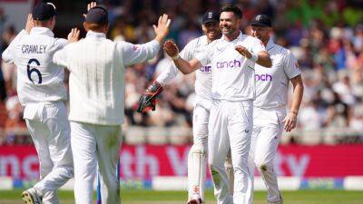 England run through South Africa top order at Old Trafford