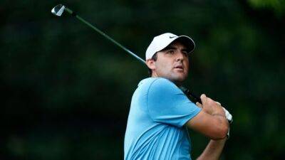 Scheffler finishes with 3 straight birdies, leads Tour Championship after opening round