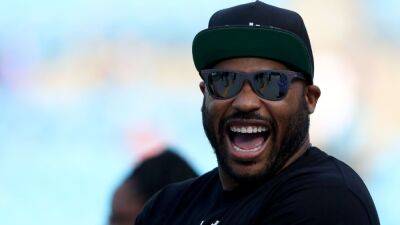 Steve Smith joins ball crew during Green Bay Packers-Kansas City Chiefs preseason finale