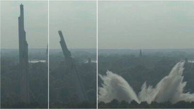 Watch as Soviet-era obelisk comes crashing down in Riga, Latvia - euronews.com - Russia - Ukraine - Germany - Eu - Latvia