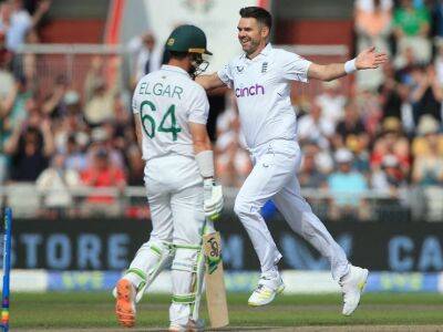James Anderson - Dean Elgar - Watch: Ageless James Anderson Sets Dean Elgar Up Before Sending His Off-Stump Flying During England vs South Africa 2nd Test - sports.ndtv.com - South Africa