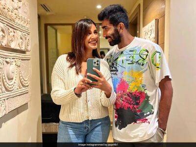 Jasprit Bumrah Shares Mirror Selfie With Sanjana Ganesan. The Caption Will Melt Your Heart