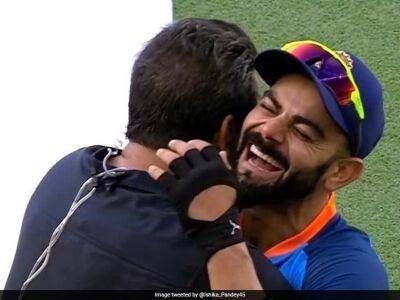 India vs Pakistan: Virat Kohli Hugs Wasim Akram Ahead Of Asia Cup Match. Pic Is Viral