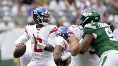 Giants' Tyrod Taylor suffers back injury after taking huge hit
