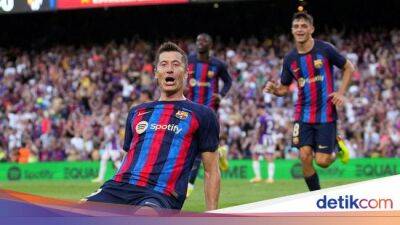 Robert Lewandowski - Jules Kounde - Liga Spanyol - Hasil Liga Spanyol: Lewandowski Dua Gol, Barcelona Sikat Valladolid 4-0 - sport.detik.com
