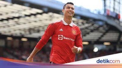 Cristiano Ronaldo Nggak Mau Potong Gaji di MU?