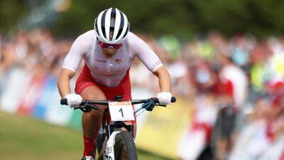 Evie Richards puts tough year behind her to add Commonwealth Games mountain bike gold to world title