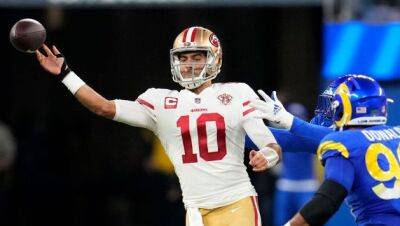 Jimmy Garoppolo takes pay cut, stays with 49ers