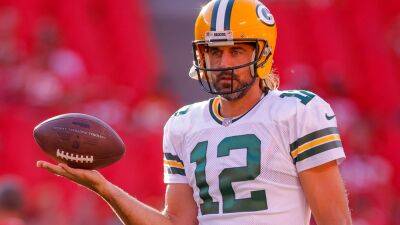 Aaron Rodgers - Michael Hickey - Bears legend stokes Packers rivalry with tweet aimed at Aaron Rodgers - foxnews.com -  Chicago - county Hall - state Michigan - state Illinois