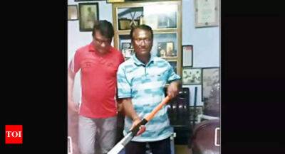 Hockey stick of Dhyan Chand reaches son in UP's Aligarh - timesofindia.indiatimes.com