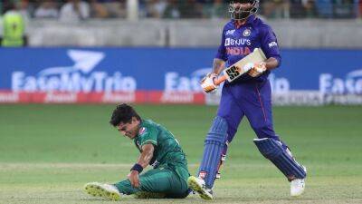 Watch: Injured Pakistan Pacer Naseem Shah Gets Emotional While Leaving Field During India Clash - sports.ndtv.com - India - Pakistan