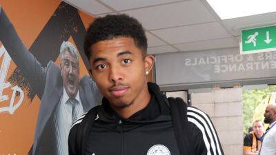 Wesley Fofana joins Chelsea from Leicester City for reported £70m, signs seven-year deal at Stamford Bridge