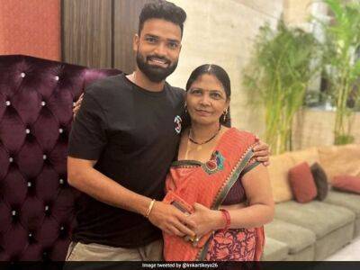 Mumbai Indians Star Meets Mother After 9 Months, Pic Goes Viral
