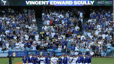 Bill Russell - Alessia Russo - Cameron Smith - Los Angeles Dodgers pay tribute to legendary broadcaster Vin Scully - edition.cnn.com - France - Los Angeles - county Simpson - county Sterling - county Wayne - county Hill - county San Diego - county Los Angeles -  Man